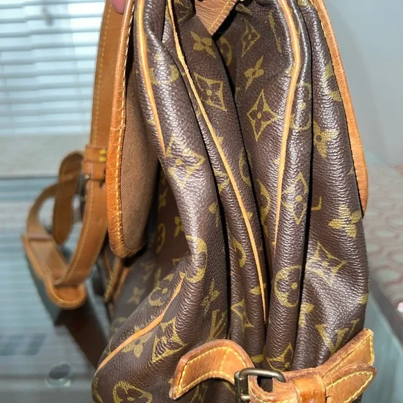 Authentic Beautiful Louis Vuitton Saumur 35 Shoulder Bag. - Picture 4 of 16